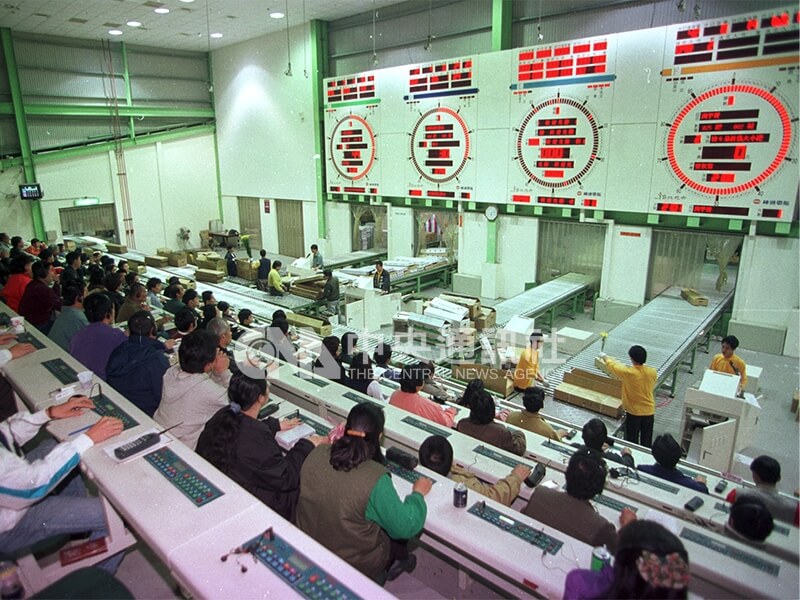 農曆春節前是花市最繁忙的時刻，台北花市內的拍賣場吸引不少中、小盤商到場買進應景花卉。中央社記者張天雄攝 87年1月21日