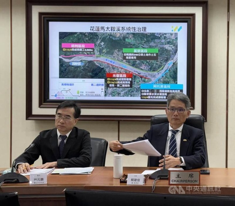 經濟部水利署長林元鵬（左）10日表示，受惠3月這波降雨，春耕整田都已順利完成，評估今年整體水情在可控範圍。中央社記者曾智怡攝 115年3月10日