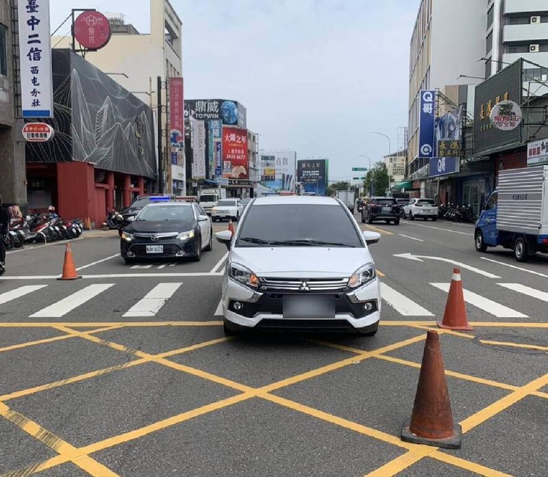 台中市西屯區河南路二段發生自小客碰撞行人事故，警方10日說明，9日中午行人正跨越斑馬線，駕駛直行通過時疑未看到行人而發生碰撞，將釐清肇事原因。（民眾提供）中央社記者郝雪卿傳真  115年3月10日