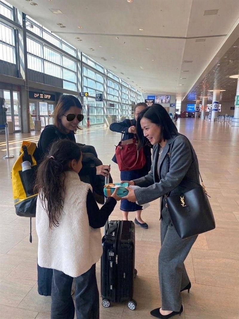 台灣駐以色列代表處9日協助2名旅以僑民自台拉維夫前往布拉格，並銜接返台班機。駐以色列代表李雅萍（右1）赴機場表達政府關懷並協助順利離境。 （外交部提供） 中央社記者楊堯茹傳真　115年3月10日