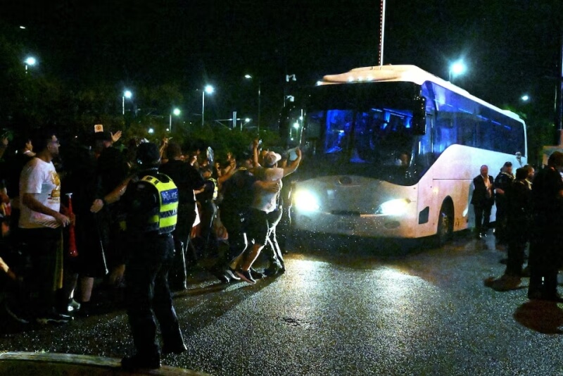 9日支持者聚集在伊朗女足球隊巴士周圍。（路透社）