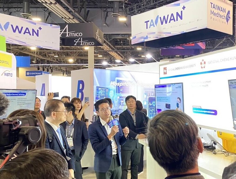 2026醫療資訊與管理系統學會暨展覽9日起一連4天在美國拉斯維加斯登場，成大醫院參展主軸聚焦「智慧自我評估與AI遠距照護應用」。（成大醫院提供）中央社記者張榮祥台南傳真　115年3月11日