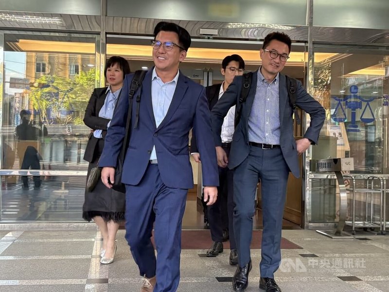 台中商業銀行前董事長王貴鋒涉花11億元公款租豪車、招待所遭起訴，新北地院11日傳喚同案被告、極緻租賃公司負責人周哲男（前）作證。中央社記者曹亞沿攝　115年3月11日