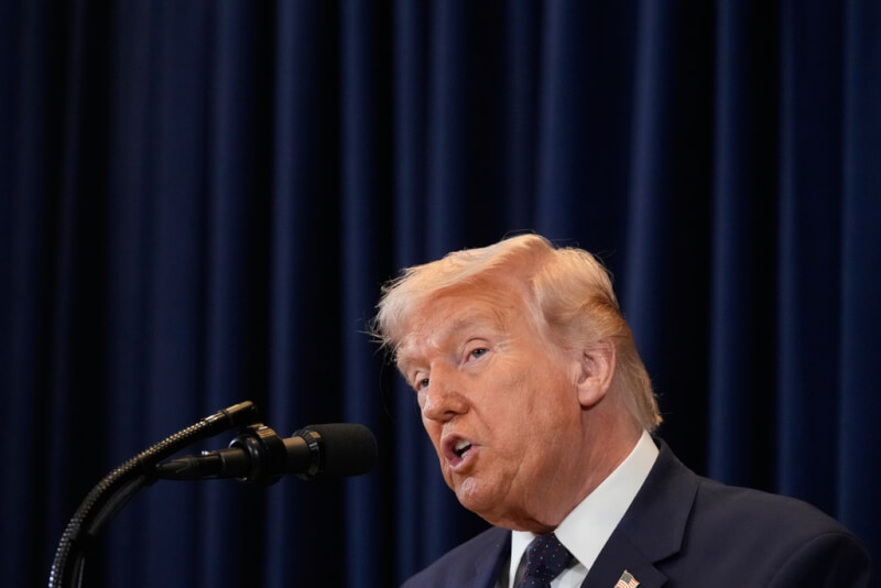 美國總統川普10日發文稱加拿大總理卡尼為「未來的加拿大州州長」。（美聯社）