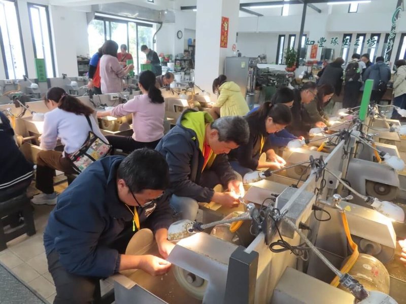 台師大科學教育中心與花蓮縣壽豐國中合辦推廣科學教育活動，邀請教師實際體驗科學活動的樂趣，包括戶外採集、礦石研磨等活動。（國教署提供）中央社記者許秩維傳真　115年3月11日