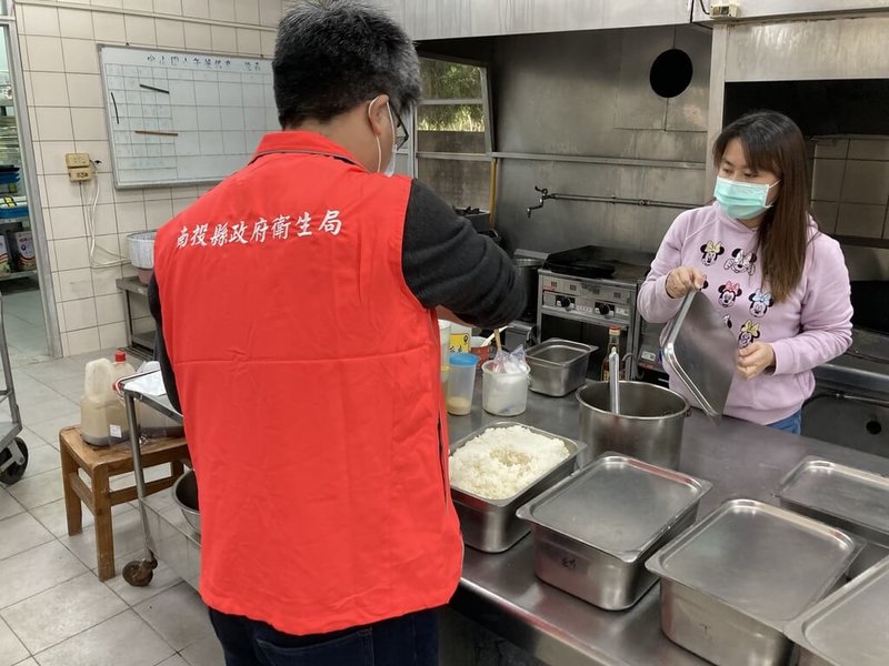 為確保學生安心用餐，南投縣衛生局11日公布高中職及國中小校園午餐稽查結果，抽驗162家次學校廚房、查核12家次團膳業者，以及15件成品、豬肉原料，結果全合格。（南投縣政府提供）中央社記者吳哲豪傳真　115年3月11日