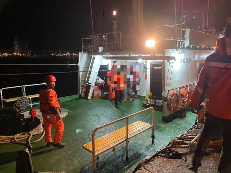 澎湖縣望安鄉將軍離島50歲民眾，因不慎摔倒造成頭部外傷及左側耳漏，澎湖海巡隊冒著風浪前往救援，11日凌晨將傷者護送至馬公就醫。（澎湖海巡隊提供）中央社  115年3月11日