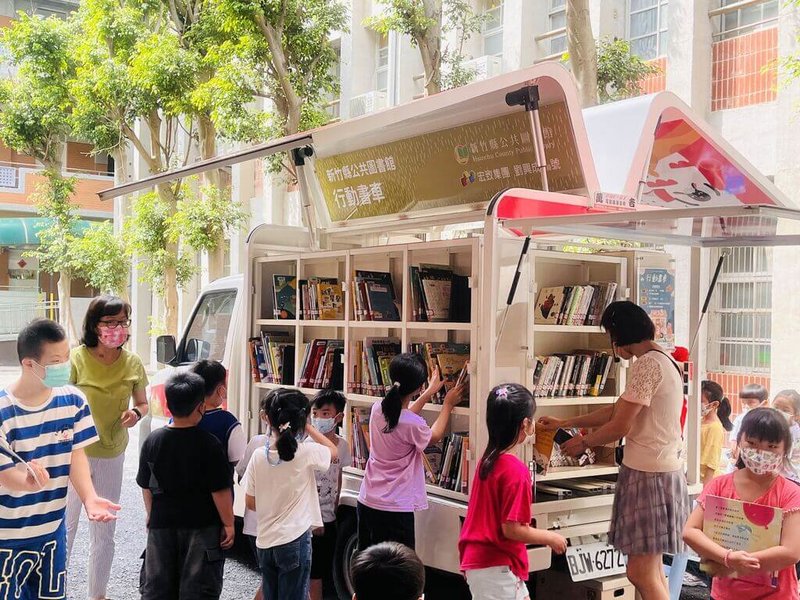 新竹縣政府11日表示，將啟動閱進校園暨行動書車活動，為縣內國小及幼兒園辦20場校園講座、15場行動書車校園巡迴及8場次校園新書共讀箱，提升閱讀文化及教育品質，開闊視野。（新竹縣政府提供）中央社記者郭宣彣傳真　115年3月11日