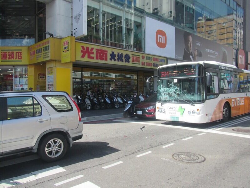 台中市1輛公車11日行經北區三民路與太平路口時，與自小客車發生碰撞，公車前擋風玻璃破裂，碎片散落路面。（民眾提供）中央社記者郝雪卿傳真　115年3月11日