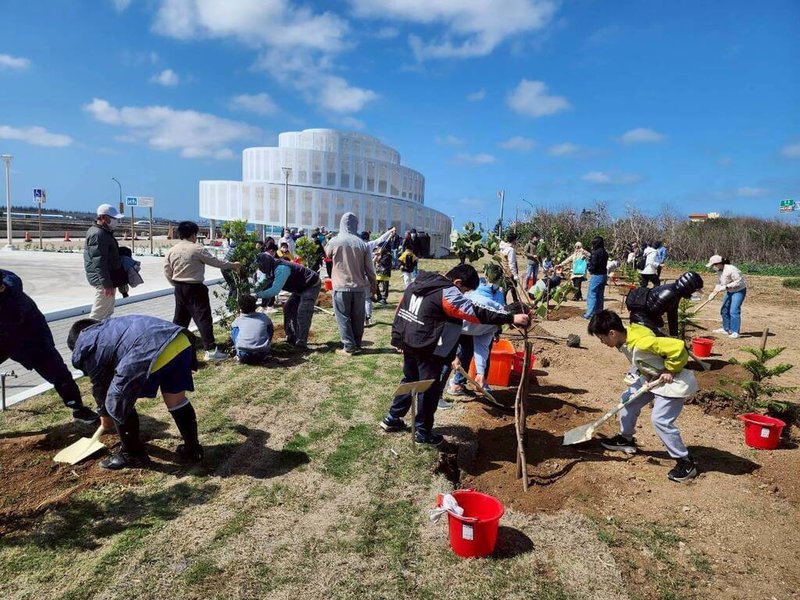 澎湖觀光旅遊旺季將至，交通部觀光署澎湖國家風景區管理處11日在中屯觀景台園區舉辦植樹活動，為遊憩新景點增添綠意，提供遊客更優質的觀海景點。（澎湖國家風景區管理處提供） 中央社　115年3月11日