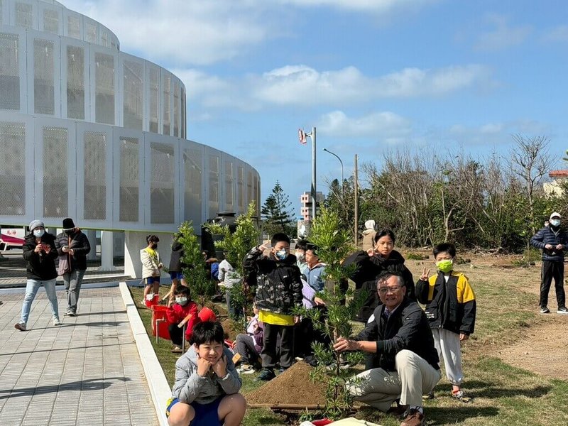 澎湖觀光旅遊旺季即將到來，交通部觀光署澎湖國家風景區管理處11日在中屯觀景台園區舉辦植樹活動，白沙鄉中屯社區及中屯國小師生參與。（澎湖國家風景區管理處提供） 中央社　115年3月11日