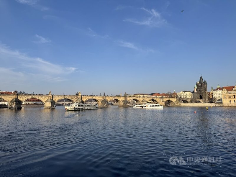 歌手蔡依林新版「布拉格廣場」MV中，出現捷克首都布拉格的知名景點查理大橋。中央社記者劉郁葶布拉格攝 115年3月11日