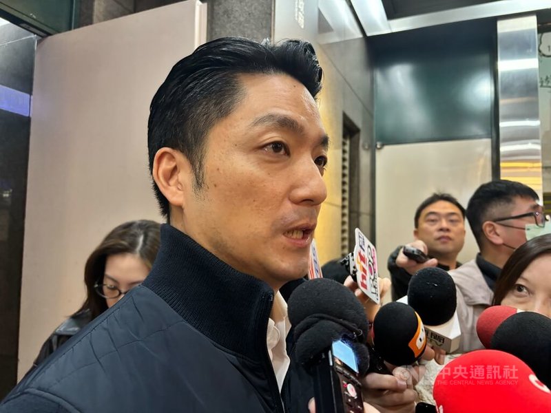 台北市政府11日宣布5件府級首長人事異動，台北市長蔣萬安（前）受訪表示，希望藉此鼓舞文官體系，只要努力、有表現就會被看到。中央社記者陳昱婷攝　115年3月11日