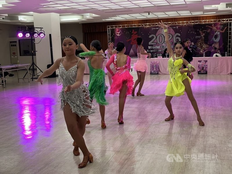 台北市體育局與台灣體育運動舞蹈發展協會11日舉行記者會，宣布「2026舞王世界公開賽」將於28日在台北小巨蛋登場，今年吸引歐洲、北美與亞太等25個國家地區的700多人同台競技。中央社記者楊淑閔攝　115年3月11日