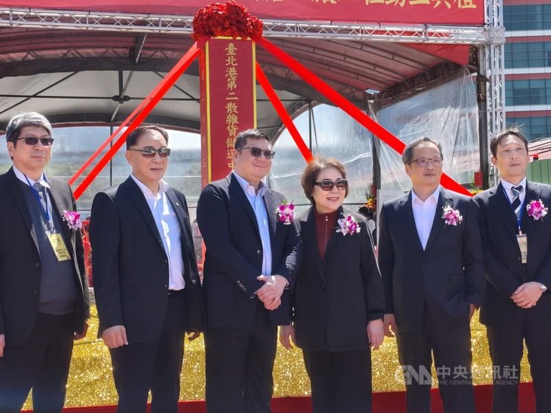 國產在台北港埠通商公司用地興建爐石研磨二廠，11日舉辦動工典禮，國產董事長徐蘭英（右3）與副董事長林明昇（左3）皆出席。中央社記者何秀玲攝　115年3月11日