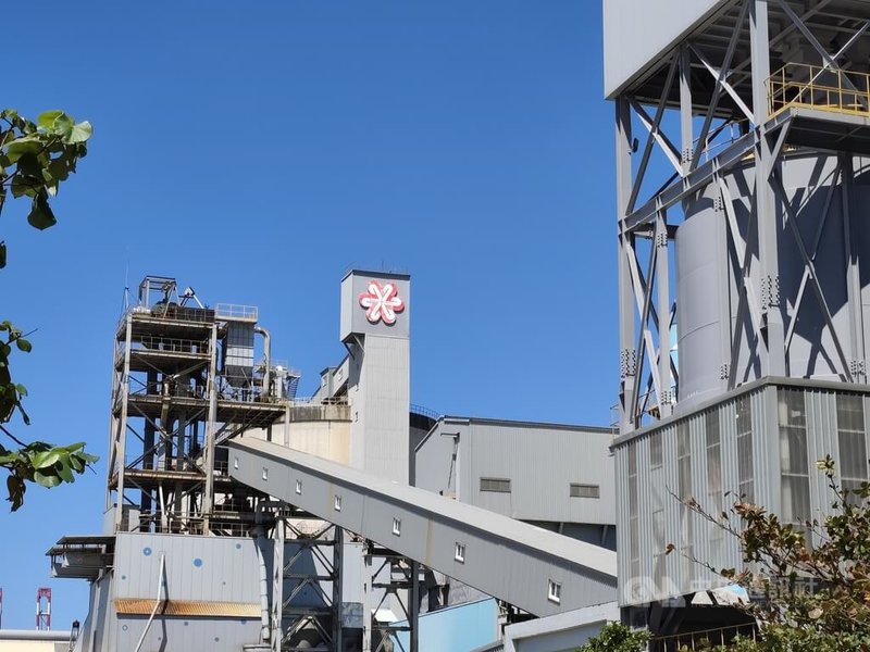 國產建材實業董事長徐蘭英11日表示，投資新台幣15億元的爐石研磨二廠，將在2027年第4季完工，未來與既有研磨一廠合計，年產能將達110萬公噸，將能發揮「材料為王」事業策略。圖為國產爐石研磨一廠。中央社記者何秀玲攝　115年3月11日