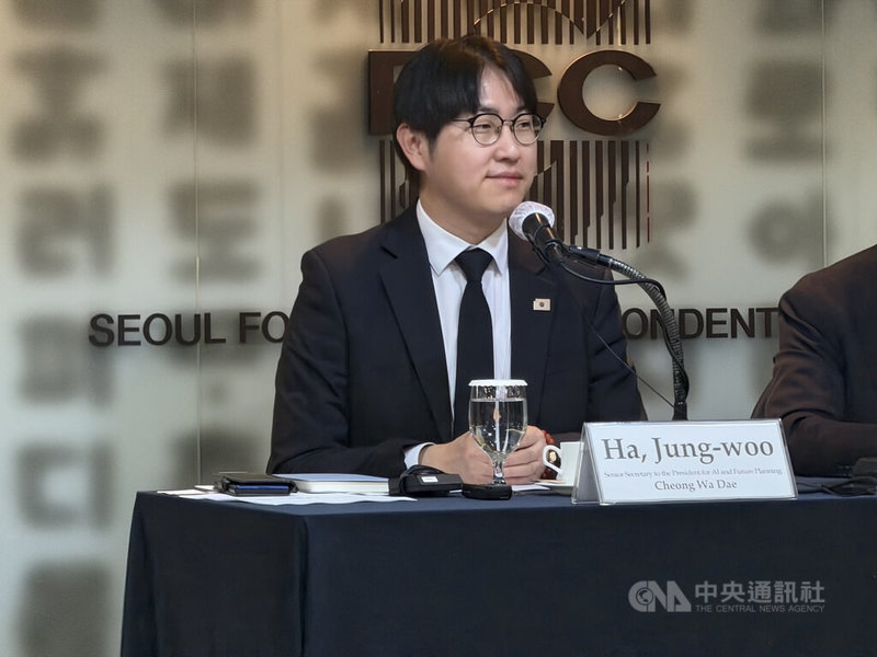 韓國正積極發展AI產業，總統秘書室AI未來計劃首席河正宇（圖）11日表示，李在明政府上任後，就以躋身與美、中並列的AI三強為目標。中央社記者楊啟芳首爾攝　115年3月11日