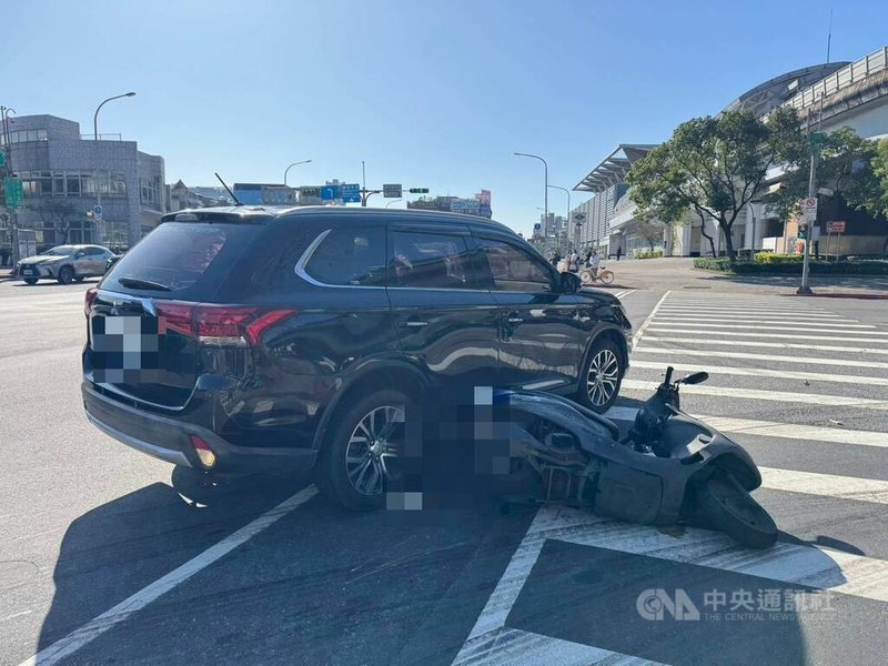 台北市南港區11日發生汽車與機車碰撞事故，造成騎士受困車底，命危送醫搶救。（翻攝照片）中央社記者黃麗芸傳真　115年3月11日