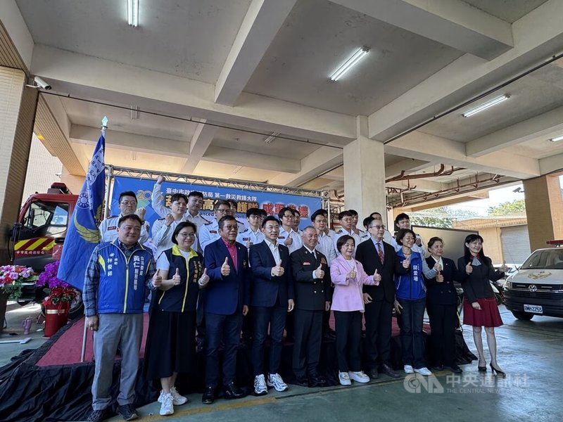台中市消防局11日在第一救災救護大隊舉辦「葫蘆墩高級救護隊」揭牌儀式，立法院副院長江啟臣（前左4）、國民黨立委楊瓊瓔（前右5）出席。中央社記者趙麗妍攝　115年3月11日