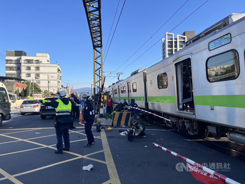 台鐵2194次區間車11日下午行經新北市鶯歌區鳳鳴平交道時,一名騎乘機車的8旬老翁疑誤闖平交道遭列車撞擊,當場死亡,列車一度暫停行駛。(翻攝照片)中央社記者王鴻國傳真 115年3月11日