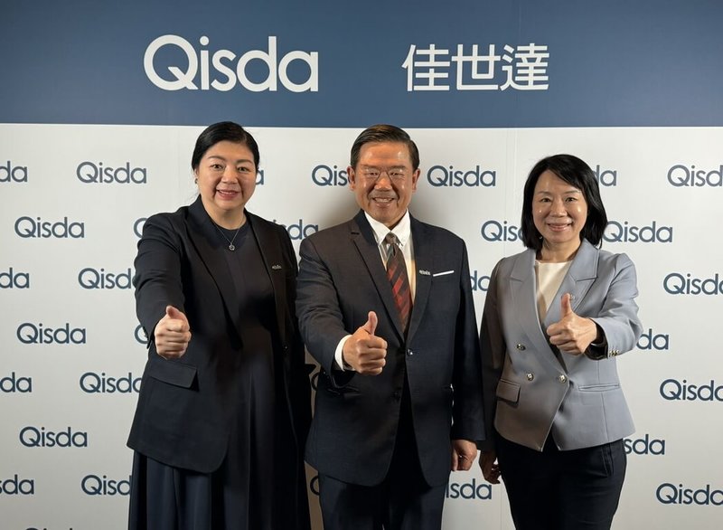 液晶顯示器廠佳世達11日舉行法說會，出席者包括董事長陳其宏（中）、總經理柯淑芬（左）、財務長洪秋金（右）。（佳世達提供）中央社記者潘智義傳真　115年3月11日