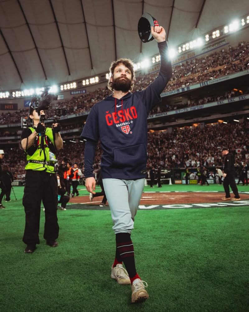 世界棒球經典賽（WBC）C組最後一場賽事，日本隊以9比0擊敗捷克。不過，捷克先發投手薩多里亞（前）以精彩表現贏得全場掌聲。（圖取自instagram.com/baseballczech/）