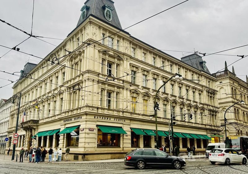 位在捷克首都布拉格的斯拉維亞咖啡廳（Slavia Café），出現在蔡依林新版「布拉格廣場」MV中。中央社記者劉郁葶布拉格攝 115年3月11日