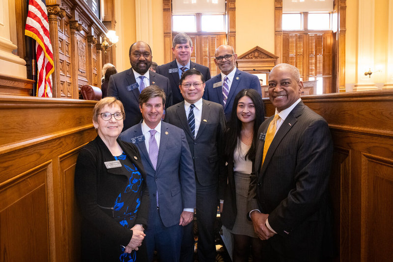 駐亞特蘭大辦事處處長林主恩（中）9日受邀至喬治亞州參議會演講，並與多位參議員合影。（駐亞特蘭大辦事處提供） 中央社記者侯姿瑩華盛頓傳真　115年3月11日
