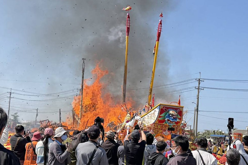 每3年舉行1次的台南市定民俗佳里金唐殿「蕭壠香」，經請王、祈福遶境等行程後，11日進行壓軸燒王船，吸引大批民眾參與。（讀者提供）中央社記者楊思瑞台南傳真　115年3月11日
