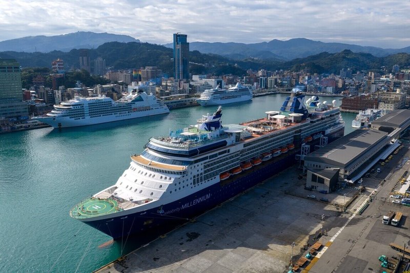 基隆港務分公司表示，基隆港11日迎接3艘搭載外國旅客到台灣觀光的郵輪，進出港的外籍旅客超過6000人次，這也是睽違7年，基隆港再次出現3艘郵輪同時在港盛況，預計18日再度迎接3輪同靠港。（基隆港務分公司提供）中央社記者王朝鈺傳真　115年3月11日
