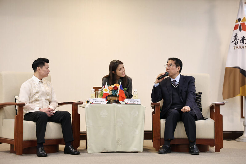 菲律賓甲美地市長Denver Chua（左）11日到台南市參訪，並拜會市長黃偉哲（右），雙方期盼交流合作。（台南市政府提供）中央社記者張榮祥台南傳真　115年3月11日