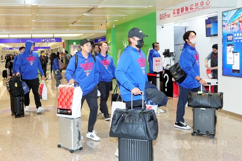 WBC經典賽台灣隊結束預賽4場比賽後，除部分旅外球員直接回到球隊外，其餘10名教練、18名球員及隨行家屬，與中職會長蔡其昌10日晚間搭乘中華航空班機，在11日凌晨0時3分抵達桃園國際機場。中央社記者吳睿騏桃園機場攝　115年3月11日