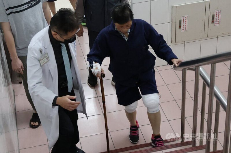 61歲吳姓婦人從事清潔工作15年，因工作久站、搬重物，膝蓋受傷不理會，後來軟骨脫落、膝蓋劇痛，才進行雙膝置換人工膝關節，術後爬樓梯復健。中央社記者趙麗妍攝　115年3月11日