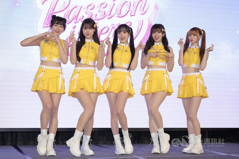 中信兄弟啦啦隊「2026全新陣容發布會」11日上午在台北舉行，Passion Sisters 外籍成員桃子（右起）、小迪、邊荷律、金渡兒、JJUBI一同合影留念。中央社記者翁睿坤攝 115年3月11日
