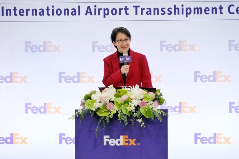 聯邦快遞全新「桃園國際機場轉運中心」啟用典禮11日舉行，副總統蕭美琴（圖）致詞表示，這是聯邦快遞在台灣發展歷史上規模最大投資，除看到台灣潛力，更是對台投下信賴的一票。中央社記者吳睿騏桃園機場攝　115年3月11日