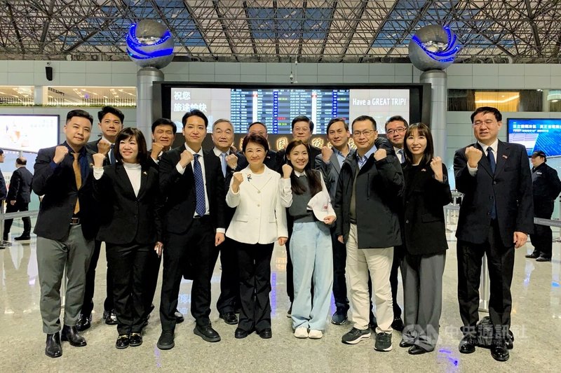 台中市長盧秀燕（前排左4）11日晚間率團赴美訪問，希望深化城市交流、鞏固及增進台美情誼等，多名國民黨籍立委也特別到桃園國際機場送機。中央社記者吳睿騏桃園機場攝　115年3月11日
