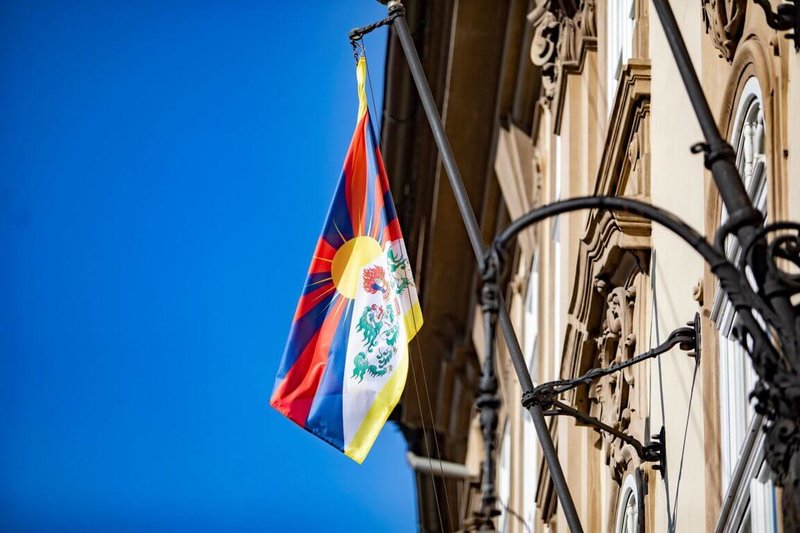 捷克參議院10日在參院大樓懸掛西藏旗以響應「西藏抗暴日」，提醒世人西藏人權議題。（捷克參議院提供）中央社記者劉郁葶布拉格傳真 115年3月11日