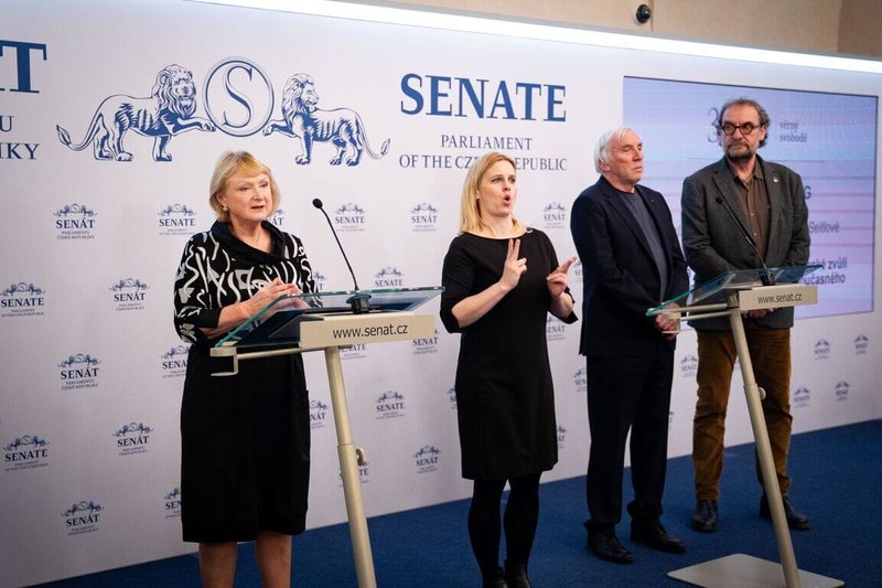 捷克「西藏之友小組」（Skupiny přátel Tibetu）在參議院副議長瑟特蘿娃（Jitka Seitlová，左1）的領導下，於10日提出「反對中國長期施壓與干涉西藏人民自主選擇達賴喇嘛」決議草案。（捷克參議院提供）中央社記者劉郁葶布拉格傳真 115年3月11日