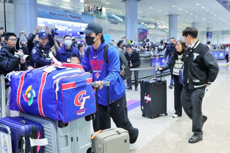 WBC經典賽C組預賽結束，台灣隊11日凌晨搭機抵台，台灣隊長陳傑憲現身接機大廳，球迷也喊出Team Taiwan以及加油，人氣旺盛。中央社記者吳睿騏桃園機場攝　115年3月11日