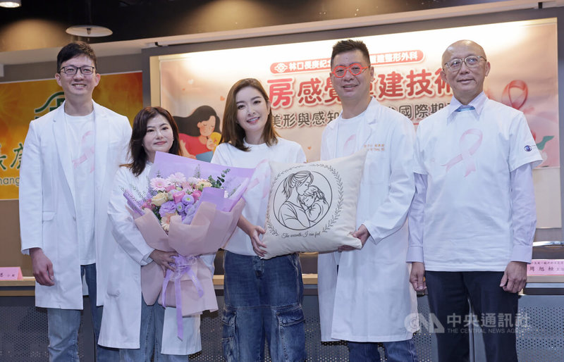 林口長庚醫院11日在台北舉行記者會，長庚醫院副院長馮思中（右）、顯微重建整形外科主治醫師張乃仁（右2）、顯微重建整形外科主任黃嫆茹（左2）、一般外科及乳房外科主治醫師周旭桓（左）出席說明「乳房神經重建」技術，並邀請藝人許維恩（中）出席分享，盼患者恢復並提升生活品質。中央社記者裴禛攝 115年3月11日