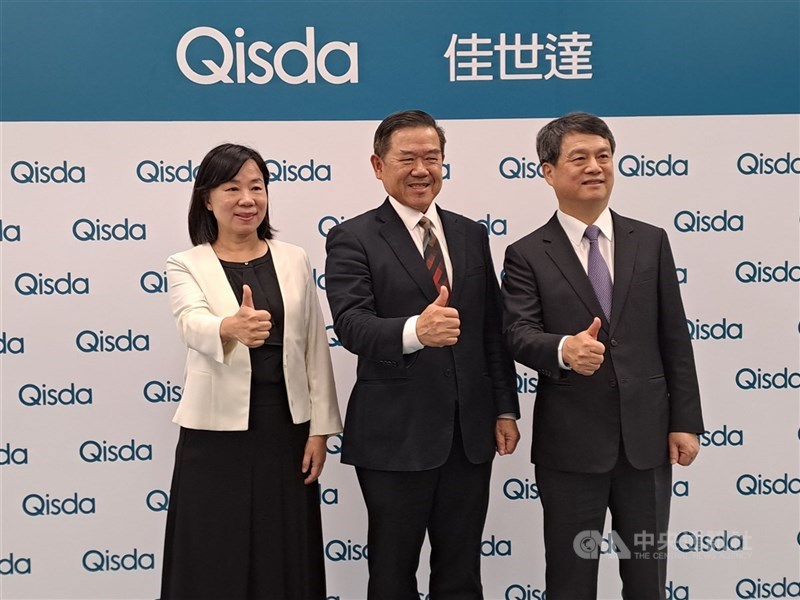 圖為佳世達董事長陳其宏（中）出席股東會後記者會。 （中央社檔案照片）