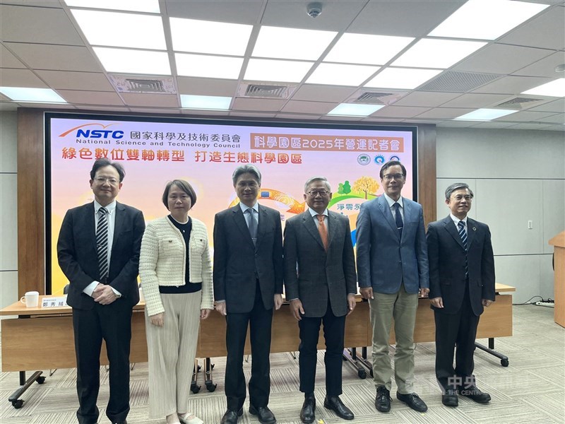 國科會主委吳誠文（右3）11日在科學園區營運記者會表示，科學園區2025年營業額達新台幣5.8兆元，再創新高，科學園區扮演國家經濟大動脈，也是非常重要的國力象徵。中央社記者趙敏雅攝　115年3月11日