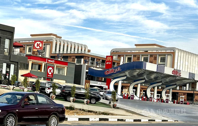 埃及政府10日宣布即日起調漲所有車用汽柴油價格，如埃及最普遍的92汽油，每公升由19.25埃鎊漲至22.25，漲幅約15.6%。專家憂將對物價構成上漲壓力，通膨可能從11.5%上升最多到30%。 中央社記者施婉清開羅攝　115年3月11日