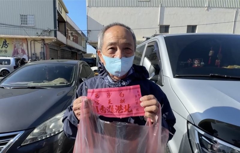 苗栗縣通霄鎮白沙屯拱天宮媽祖徒步進香活動11日開放報名，排隊人龍綿延逾1公里，來自高雄的蔡姓男子（圖）為了過世的弟弟，提前5天到場排隊，如願拿到第1號臂章。（民眾提供）中央社記者管瑞平傳真　115年3月11日