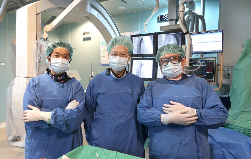 苗栗7歲女童因流感住院觀察，意外查出患有「開放性動脈導管（PDA）」，大千醫院小兒心臟科醫師詹裕仁（左）與台中榮總院長傅雲慶（中）聯手，共同完成苗栗縣首例兒童心導管微創手術。（大千醫院提供）中央社記者管瑞平傳真　115年3月11日