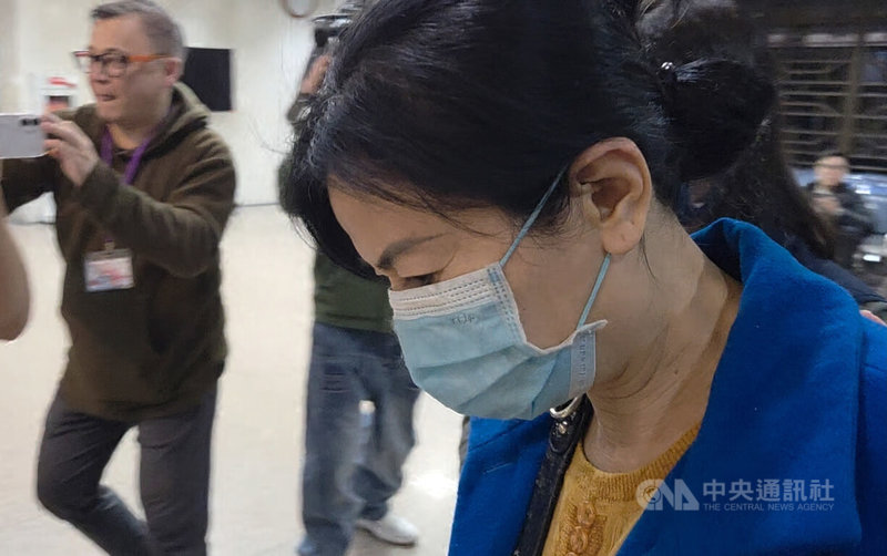 周姓女子（前）涉嫌將證件借給陳姓友人申請「以工代賑」，11日遭法務部廉政署移送台北地檢署複訊。中央社記者謝君臨攝　115年3月11日