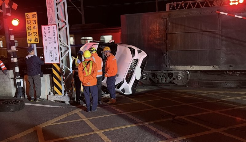 台鐵西部幹線位於苗栗縣通霄鎮的秋茂園平交道11日晚間發生事故，1輛自小客車疑似違規闖越平交道，遭貨運列車撞擊，駕駛及時逃離未受傷，事故造成新埔至通霄間暫時單線雙向行車。（民眾提供）中央社記者管瑞平傳真　115年3月11日