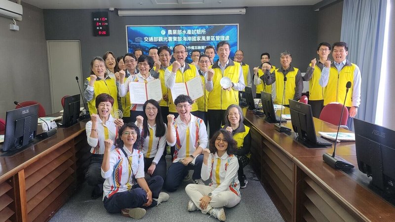 交通部觀光署東部海岸國家風景區管理處與農業部水產試驗所11日簽署合作備忘錄，雙方將針對藍碳生態系復育、主題遊程建構、以及永續觀光與ESG永續目標等面向合作。（東部海岸國家風景區管理處提供）中央社記者李先鳳傳真　115年3月11日