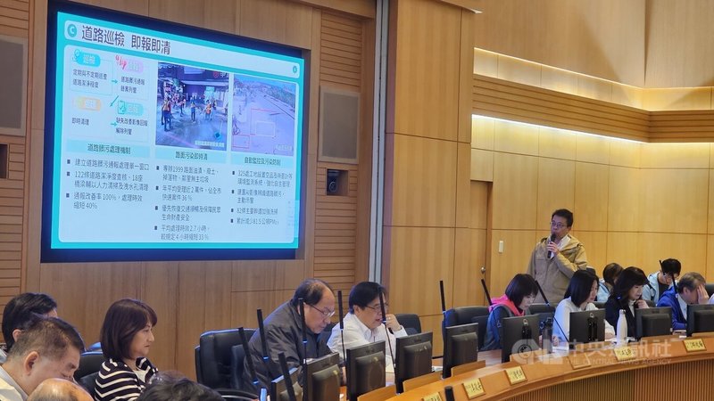 新北市環保局長程大維（右立者）11日在市政會議專案報告表示，新北市全面推動CLEAN 5大行動，從市容整潔深化至淨零轉型，為市民創造永續城市新環境。中央社記者王鴻國攝　115年3月11日