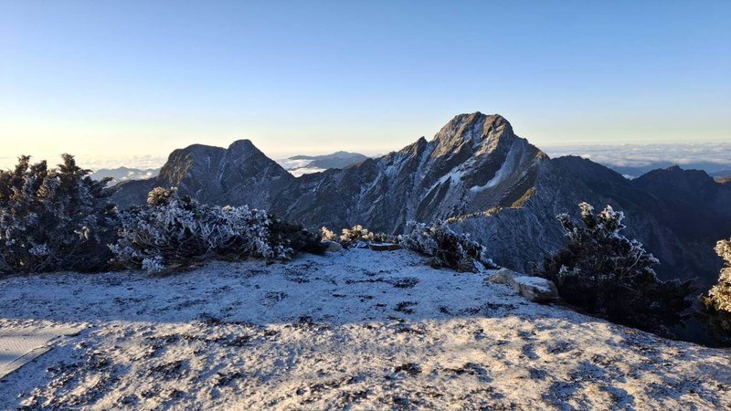 中央氣象署表示，玉山氣象站11日凌晨有短暫降雪，今早已停，有積雪結冰霜淞現象。（氣象署提供）中央社記者張雄風傳真　115年3月11日